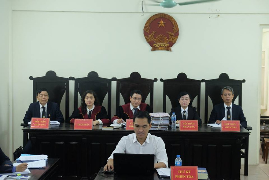 Hội đồng xét xử vụ án.