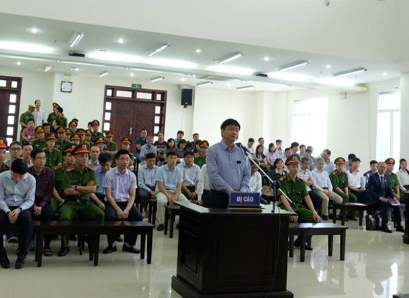 Bị cáo Đinh La Thăng trước bục khai báo.