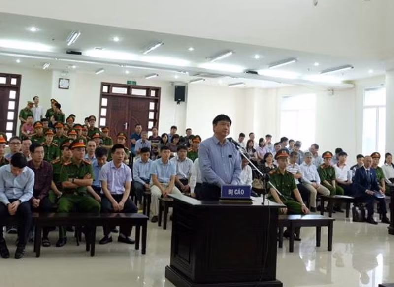 Bị cáo Đinh La Thăng trước bục khai báo.