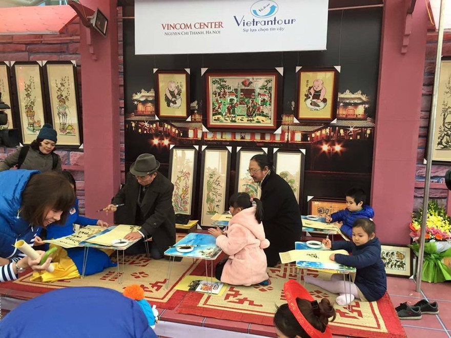 Các em bé thích thú khi được học viết thư pháp