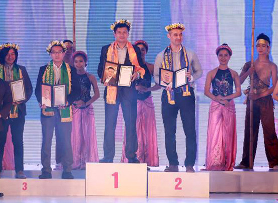 Lê Hồng Hải nhận giải Hoa hậu FPT Software 2015