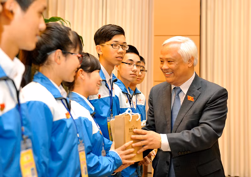 Phó Chủ tịch Quốc hội Uông Chu Lưu tặng quà cho các thí sinh dự Chung kết cuộc thi “Tự hào Việt Nam”