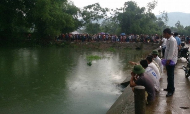 Người dân theo dõi lực lượng chức năng tìm kiếm thi thể người bị nước cuốn. Ảnh do cơ quan chức năng cung cấp.