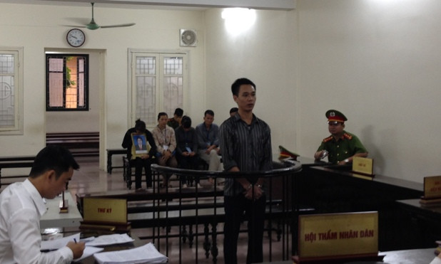 Nguyễn Vũ Hinh trước vành móng ngựa.