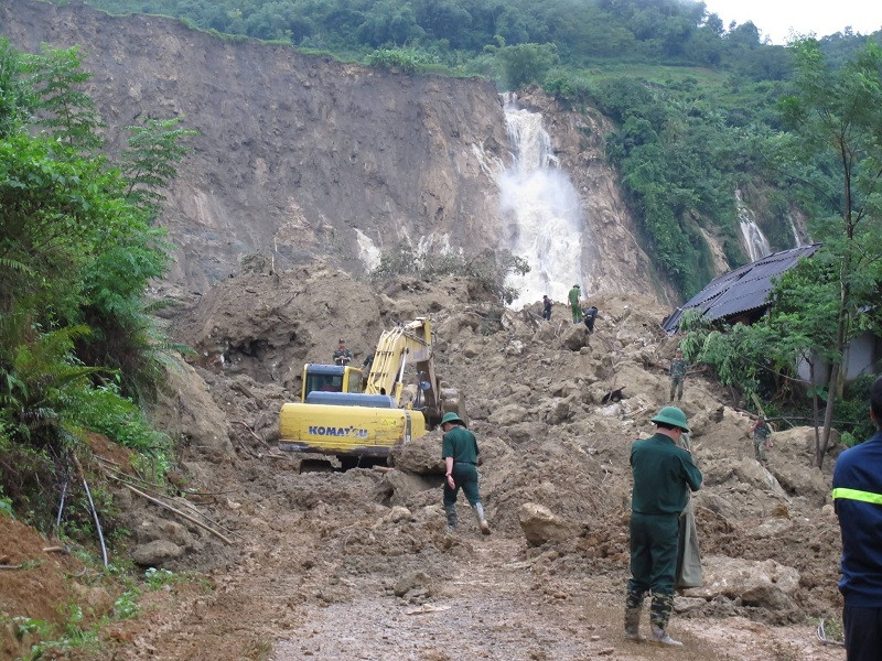 Cán bộ thôn tử vong khi giúp dân chống sạt lở đất