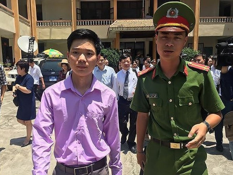 Bị cáo Hoàng Công Lương tại tòa án TP Hòa Bình.