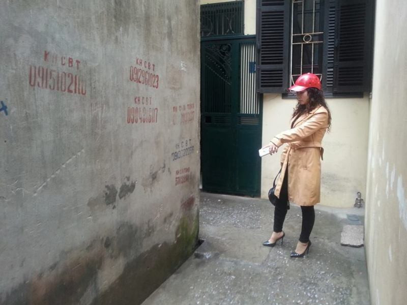 Mẹ cháu bé chỉ cho phóng viên nơi con mình bị xâm hại.