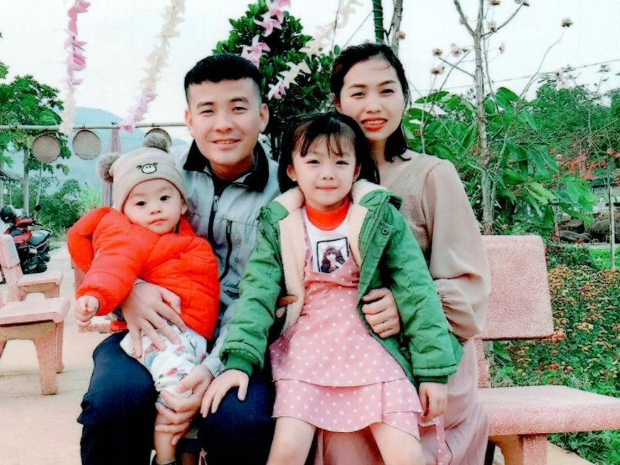 Gia đình anh Vì Văn Kiến và Thào Thị Thu (ở Sơn La). Ảnh: NVCC