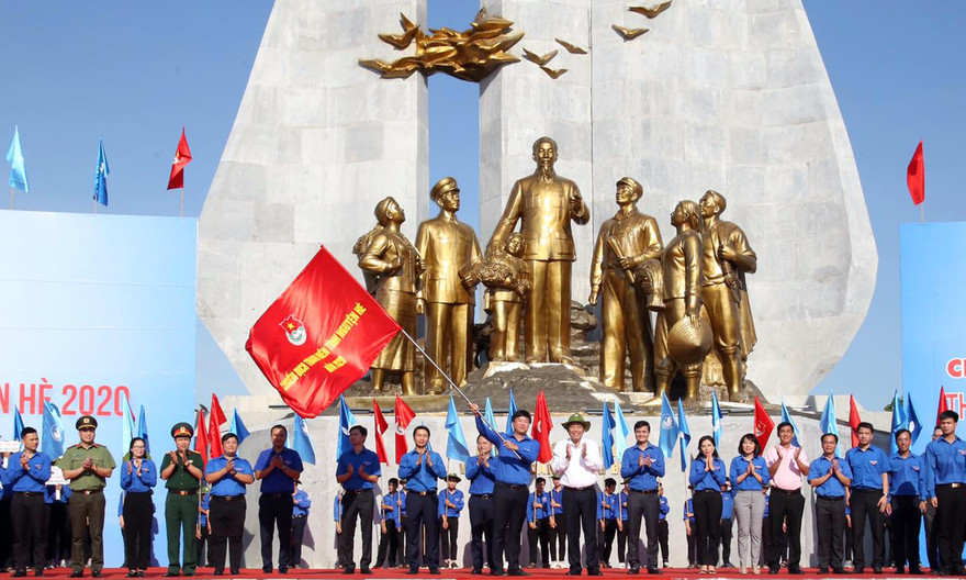 Nghi thức trao cờ xuất quân chiến dịch tình nguyện hè 2020