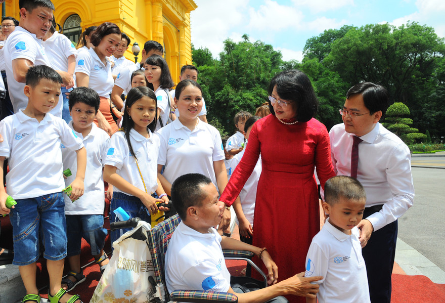 Phó Chủ tịch nước Đặng Thị Ngọc Thịnh gặp 22 gia đình trẻ tiêu biểu năm 2020. Ảnh: Xuân Tùng