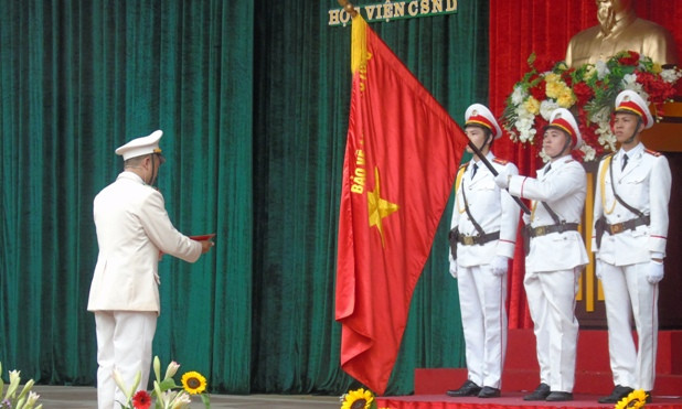 Đại diện học viên tốt nghiệp của HVCS tuyên thệ