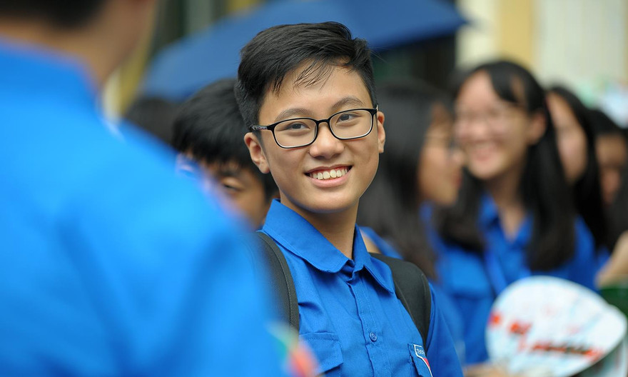 Tình nguyện viên rạng rỡ tiếp sức thí sinh thi lớp 10 công lập