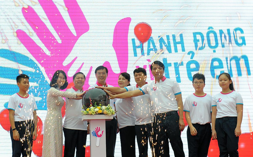 Đại diễn lãnh đạo Đoàn TNCS Hồ Chí Minh, Hội đồng Đội Trung ương, Bộ Giáo dục và Đào tạo, Bộ Lao động Thương binh và Xã hội, cùng thanh thiếu niên thực hiện nghi lễ phát động