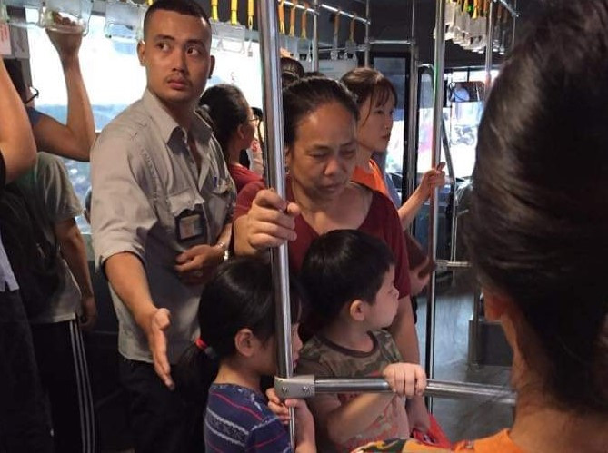 Nam nhân viên xe buýt và hành động gây sốt cộng đồng mạng
