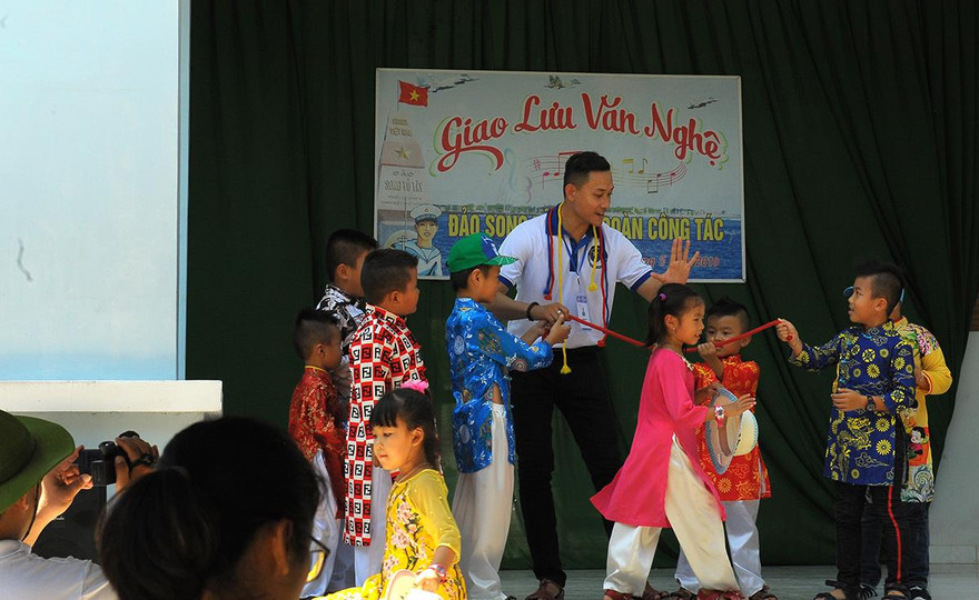 Vượt sóng mang quà tết Thiếu nhi đến huyện đảo Trường Sa