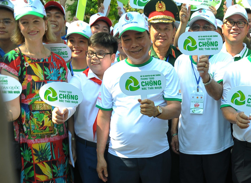 Cậu bé tặng hoa, bắt tay nguyên thủ nhiều quốc gia là đại sứ chống rác thải nhựa