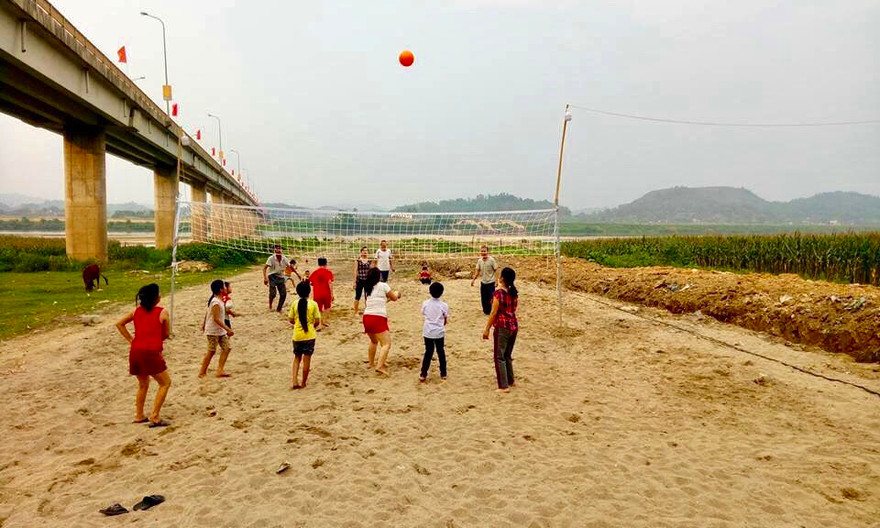 Sân chơi bóng chuyền thay thế cho bãi rác tự phát trước đây