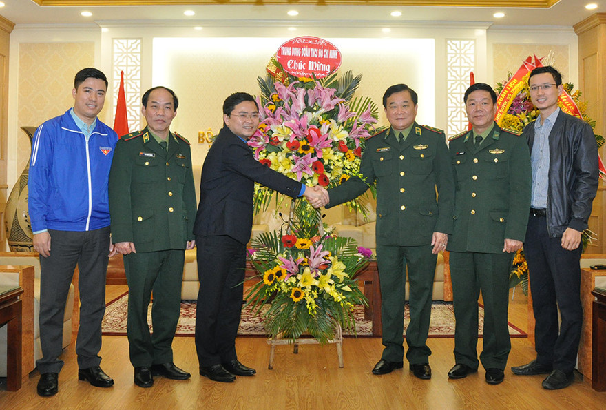 Bí thư thường trực T.Ư Đoàn Nguyễn Anh Tuấn tặng hoa chúc mừng Bộ Tư lệnh Bộ đội Biên phòng (Ảnh: Ban Tuyên giáo T.Ư Đoàn)