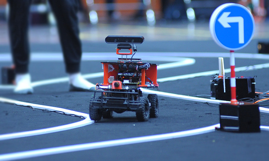 Tận thấy xe tự hành của sinh viên chinh phục đường đua