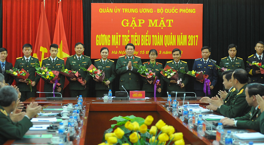 Thượng tướng Lương Cường - Bí thư T.Ư Đảng, Uỷ viên Thường vụ Quân uỷ Trung ương, Chủ nhiệm Tổng Cục Chính trị tặng hoa cho 10 gương mặt trẻ tiêu biểu toàn quân 2017