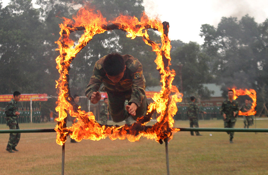 Chiến sĩ Trung đoàn 3 vượt vòng lửa, diễn thể dục có súng