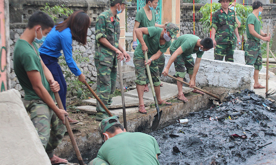 Cán bộ, chiến sĩ Trung đoàn BB1 phối hợp với thanh niên địa phương làm vệ sinh môi trường