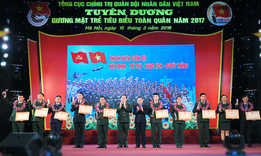Trung tướng Lê Hiền Vân - Phó Chủ nhiệm Tổng cục Chính trị, Bí thư thường trực T.Ư Đoàn Nguyễn Anh Tuấn khen thưởng các cá nhân đạt giải Gương mặt trẻ tiêu biểu toàn quân 2017