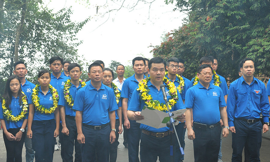 Các GMTVNTB và Gương mặt trẻ Việt Nam triển vọng báo công tại Khu di tích Đền Hùng (Phú Thọ) Ảnh: Xuân Tùng