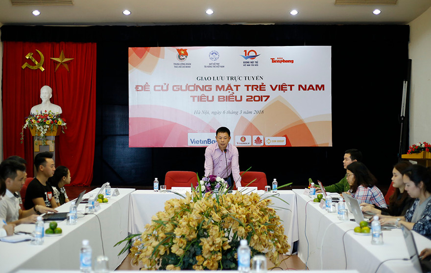 Buổi giao lưu trực tuyến với các đề cử Gương mặt trẻ Việt Nam tiêu biểu 2017. Trong ảnh, nhà báo Phùng Công Sưởng - Phó tổng biên tập phát biểu. Ảnh: Như Ý