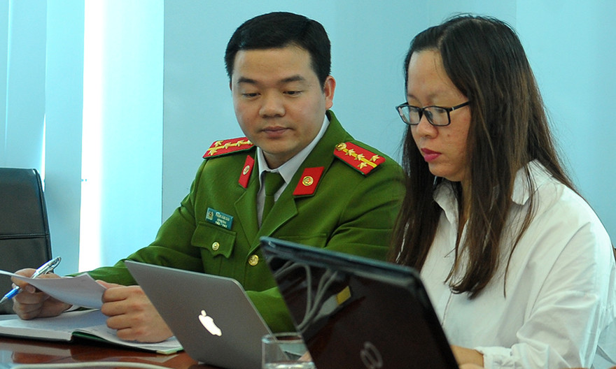 Đại uý Phạm Văn Dân chia sẻ những lần đối mặt với nguy hiểm. Ảnh: Xuân Tùng