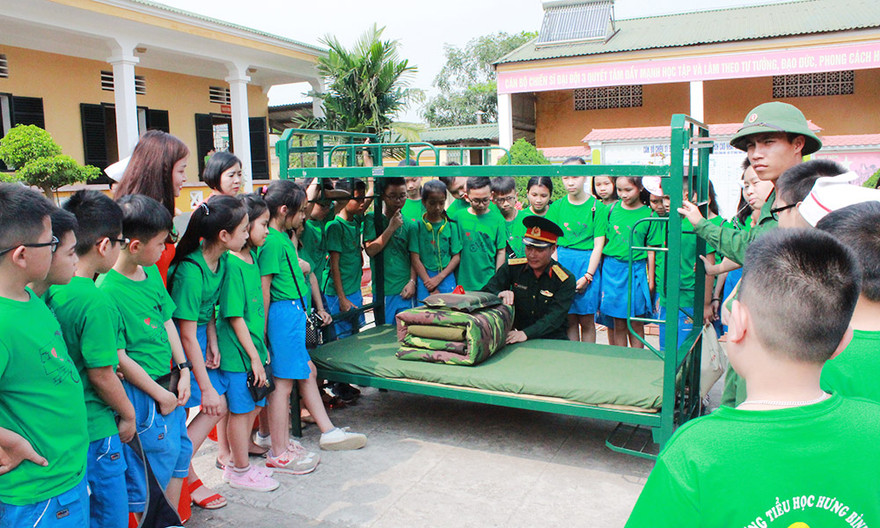 các em học sinh học gấp xếp chăn màn vuông vức