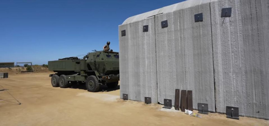 Xe dàn phóng HIMARS của thủy quân lục chiến Mỹ trước boongke xây dựng bằng công nghệ 3D