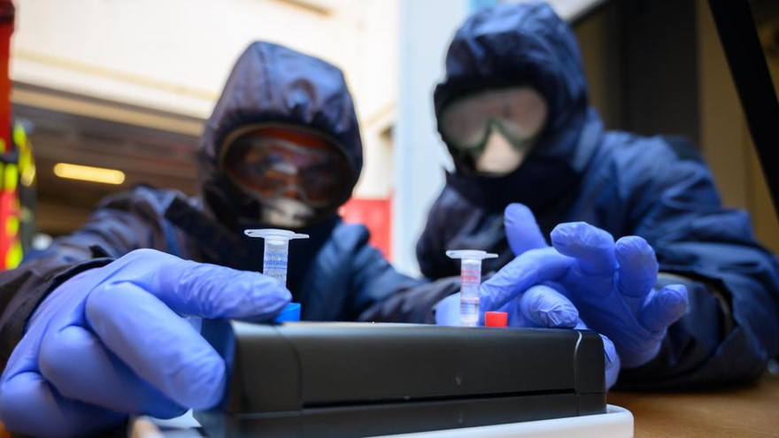 Một số thuyết âm mưu cho rằng virus SARS-CoV-2, nguyên nhân gây ra bệnh COVID-19, là một dạng vũ khí sinh học