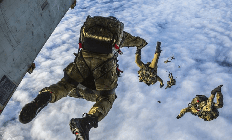 Đã có tiêm kích, oanh tạc cơ tàng hình, nay Nga sẽ có thêm dù tàng hình?