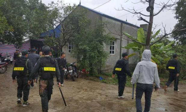 Cảnh sát đột kích sới bạc.