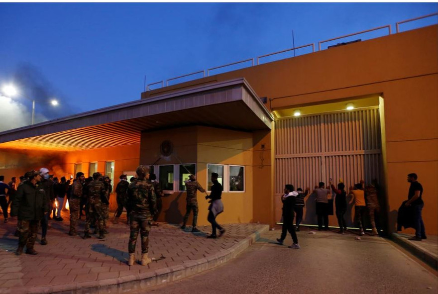 Người biểu tình và dân quân kéo đến đại sứ quán Mỹ đốt phá khiến quân đội Mỹ phải tăng viện cho Trung Đông