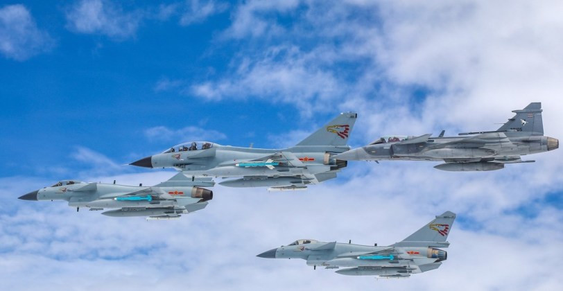 Tiêm kích Gripen của Thái Lan bay bên cạnh tiêm kích J-10C của Trung Quốc