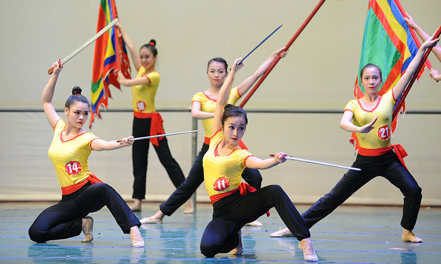 Nữ sinh múa thương, đấu kiếm thi tốt nghiệp