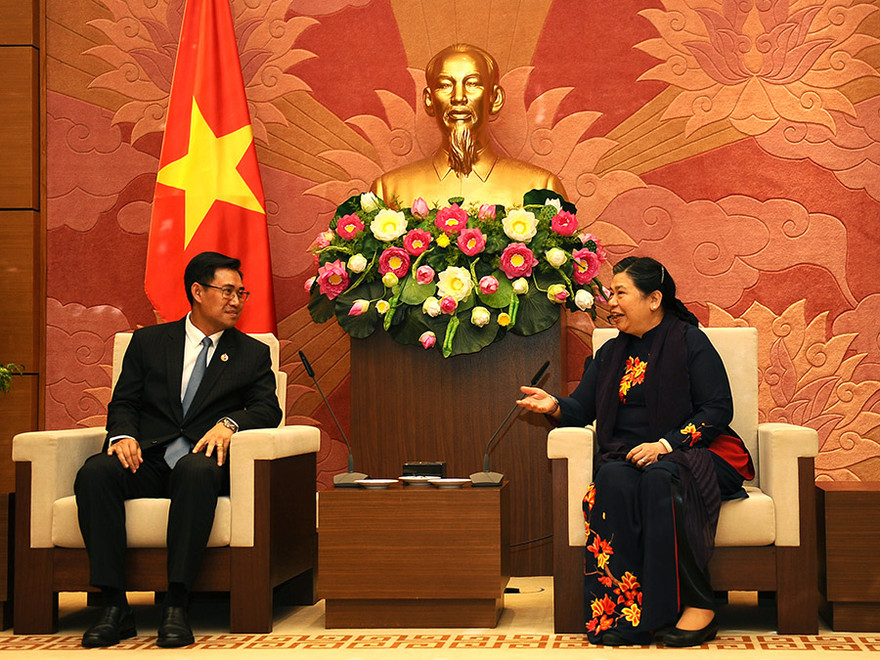 Phó Chủ tịch Thường trực Quốc hội Tòng Thị Phóng tiếp Bí thư T.Ư Đoàn TNNDCM Lào. Ảnh: Xuân Tùng
