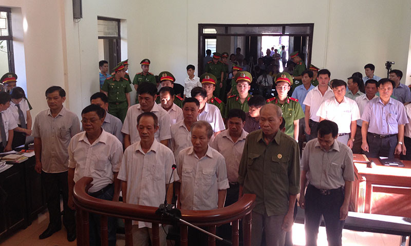 Các bị cáo trước vành móng ngựa.