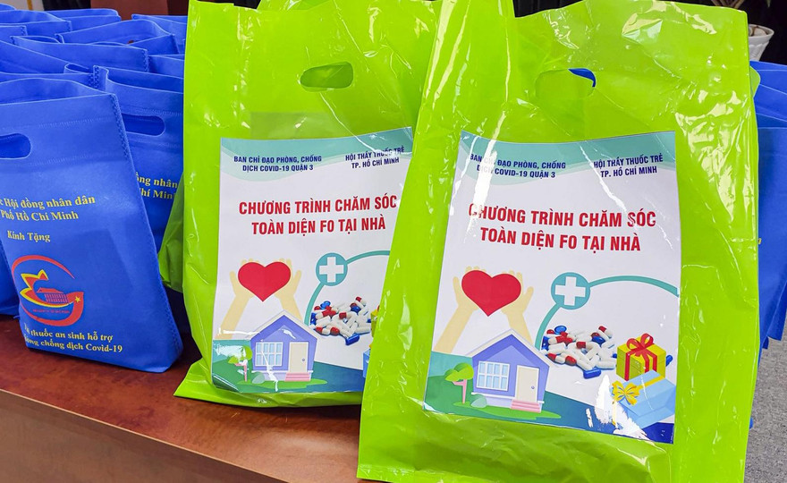 Trao túi thuốc cho F0 tại nhà ở TPHCM