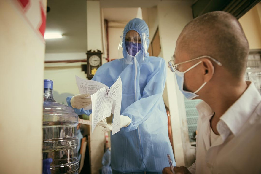 H'hen Niê tham gia hoạt động tình nguyện phòng chống dịch COVID-19 tại TPHCM. Ảnh: Michael Neo/FBNV