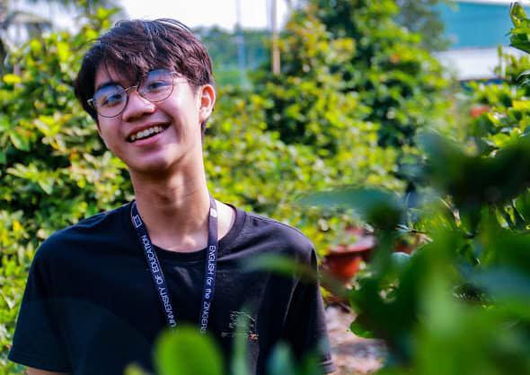 Nam sinh thủ khoa lên tiếng về bài văn 10 trang phân tích đoạn thơ 'Sóng' gây xôn xao