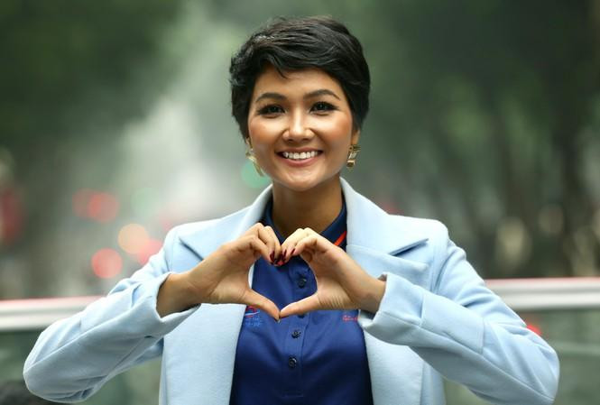 Hoa hậu H'hen Niê hồi hộp lần đầu livestream giới thiệu, bán nông sản