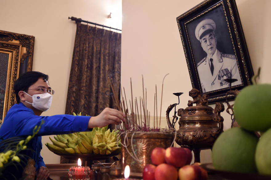 Bí thư Thứ nhất T.Ư Đoàn Nguyễn Anh Tuấn dâng hương tưởng nhớ Đại tướng Võ Nguyên Giáp tại nhà riêng 30 Hoàng Diệu. Ảnh: Xuân Tùng