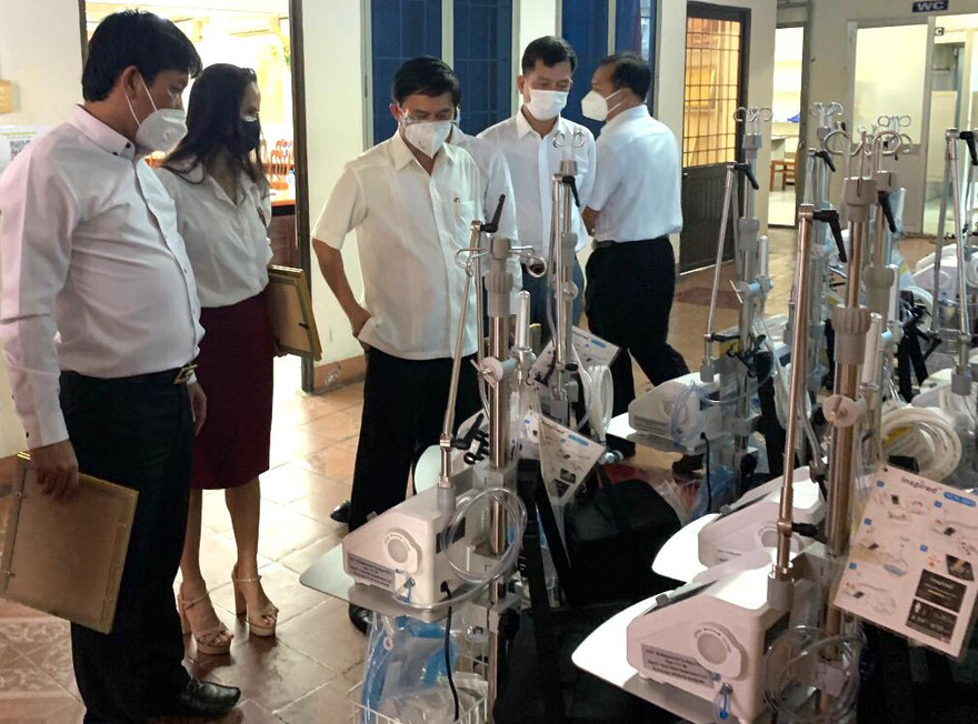 Đại diện lãnh đạo UBND, các sở, ngành và Hội Doanh nhân trẻ tỉnh Bình Dương tiếp nhận các trang thiết bị y tế. Ảnh: CTV