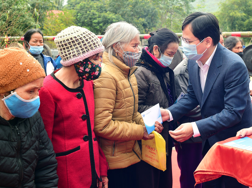 Anh Nguyễn Anh Tuấn - Bí thư Thứ nhất T.Ư Đoàn, Chủ tịch T.Ư Hội LHTN Việt Nam trao tặng nhiều suất quà đến người dân trong chương trình. Ảnh: Xuân Tùng