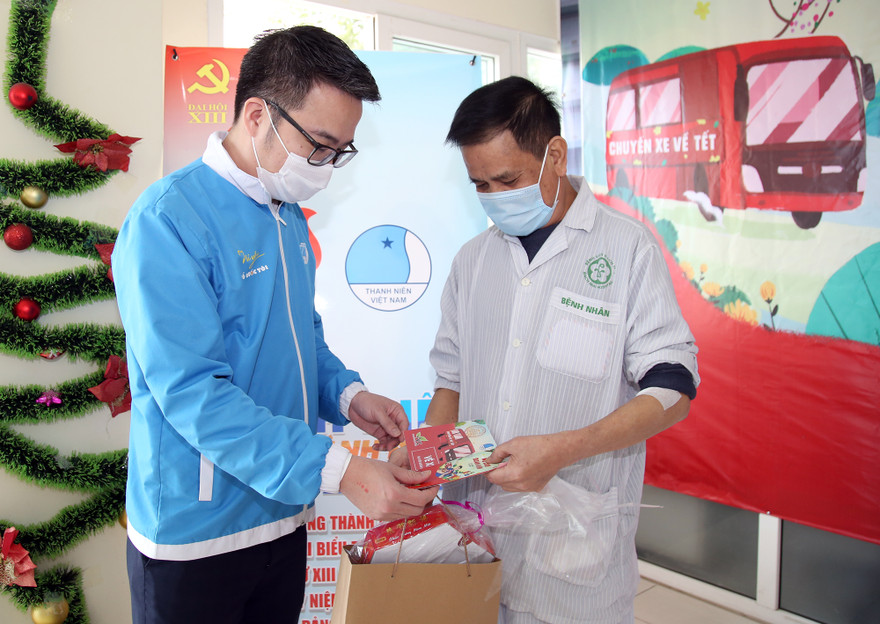 Anh Nguyễn Tường Lâm - Ủy viên BTV T.Ư Đoàn, Phó Chủ tịch Thường trực T.Ư Hội LHTN Việt Nam trao quà chương trình cho bệnh nhân. Ảnh: Lâm Đăng Hải