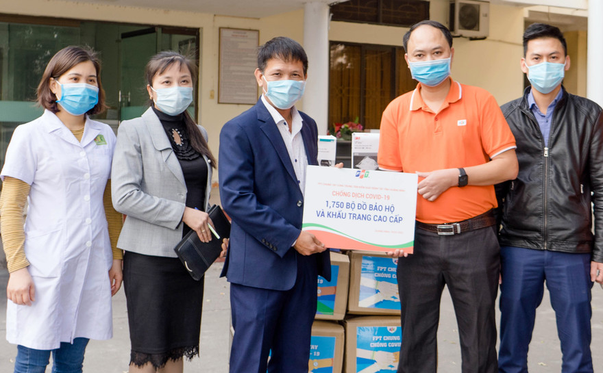 Đồ bảo hộ và khẩu trang được tặng Quảng Ninh