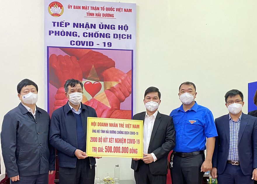 Anh Nguyễn Công Hải - Ủy viên Đoàn Chủ tịch UBTƯ Hội, Chủ tịch Hội DNT Hải Dương thay mặt Trung ương Hội DNT Việt Nam trao tặng 2.000 bộ kit xét nghiệm nhanh COVID – 19 cho Uỷ ban MTTQ tỉnh Hải Dương.